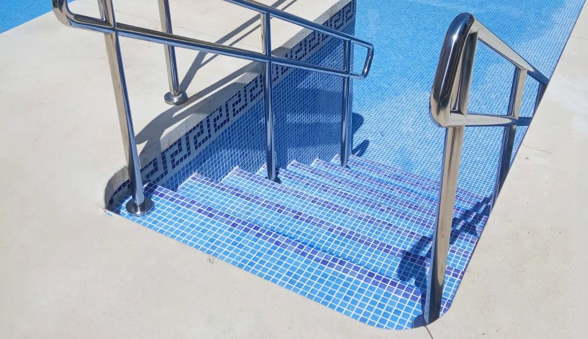 reforma de escalera en piscina
